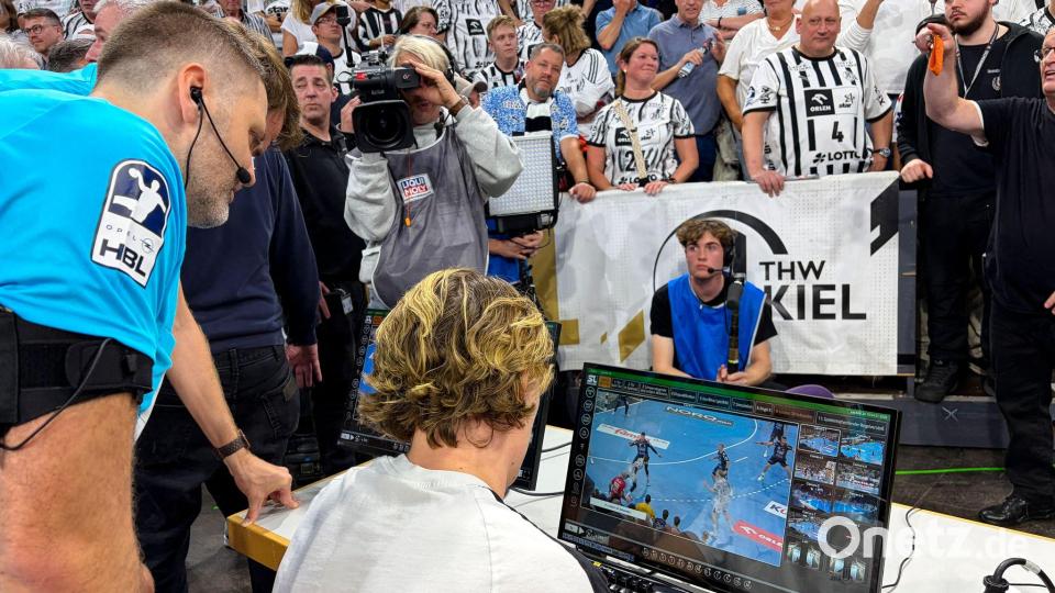 Die letzte Szene des Derbys wurde am Videoschirm überprüft. Bild: Frank Molter/dpa