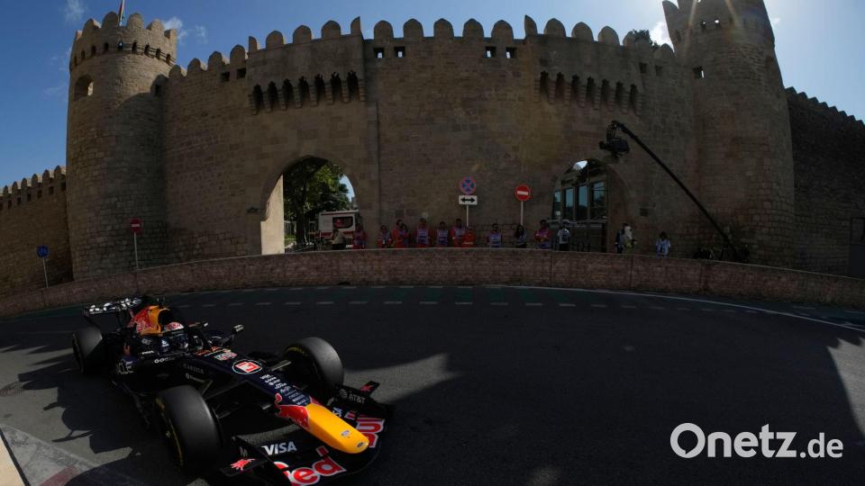 Max Verstappen vor der malerischen Kulisse in Baku. Bild: Pavel Bednyakov/AP/dpa