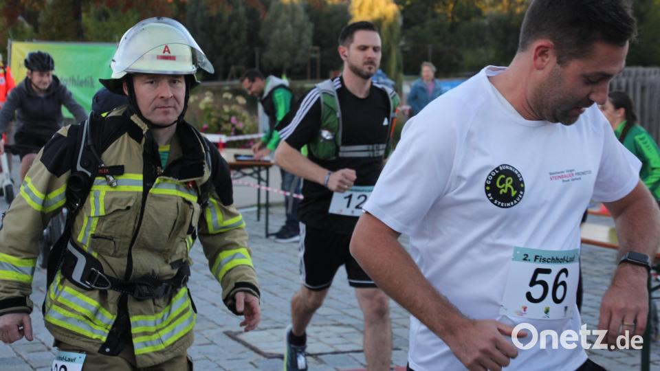 Felix Strötz lief die 5.580 Meter lange Laufstrecke in Feuerwehrkleidung. Auf dem Rücken trug der zudem eine Sauerstoffflasche. Für die Strecke benötigte 34:52 Minuten. Bild: Konrad Rosner
