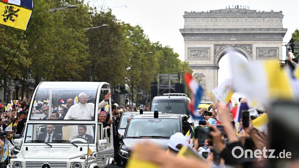 Papst Leo winkt der Menschenmenge auf den Champs-Élysées. Bild: Emma Da Silva/AP/dpa