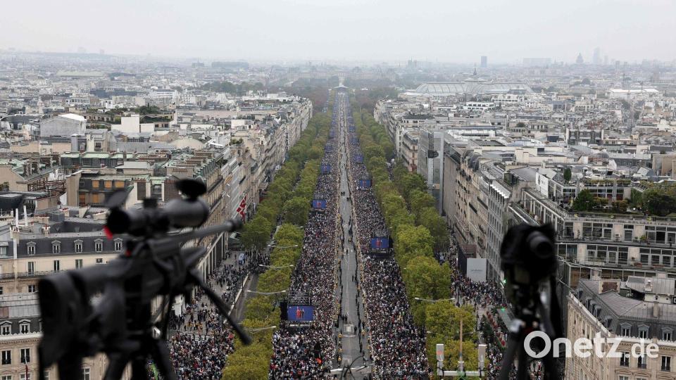 Eine Aufnahme vom Dach des Arc de Triomphe zeigt die großen Menschenmassen, die sich versammelt haben. Bild: Sameer Al-Doumy/AFP/dpa