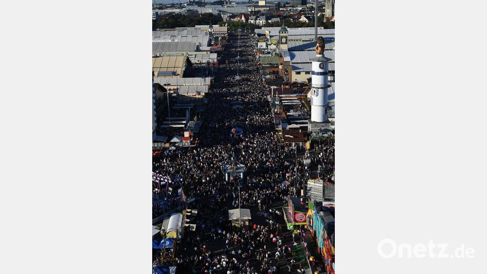 Viel Geränge auf dem Oktoberfest. Bild: Felix Hörhager/dpa