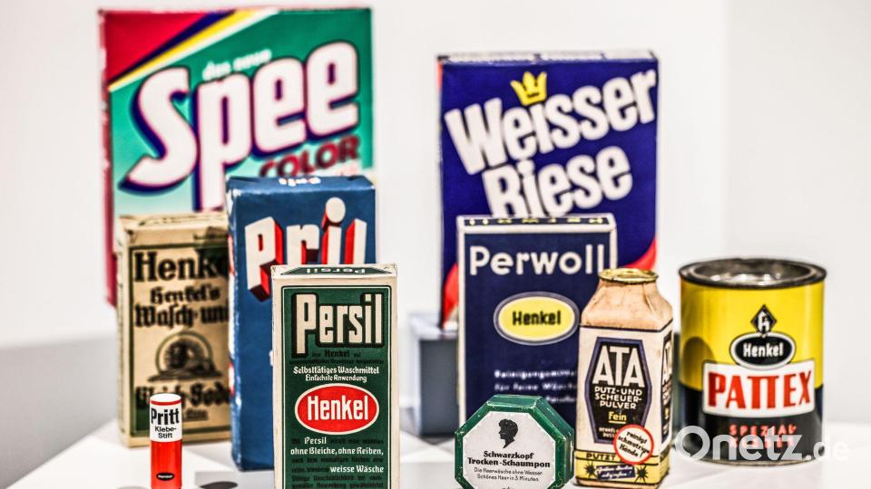 Ein Reihe historischer Produktverpackungen bekannter Henkel-Produkte. Bild: Oliver Berg/dpa