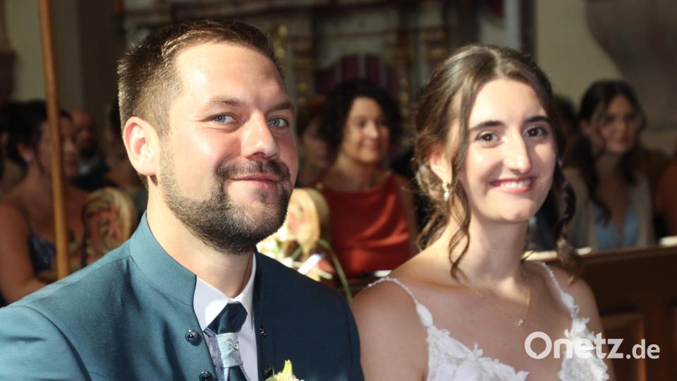 Leonie und Johannes Bauer bei der kirchlichen Trauung in der Pfarrkirche. Bild: Konrad Rosner