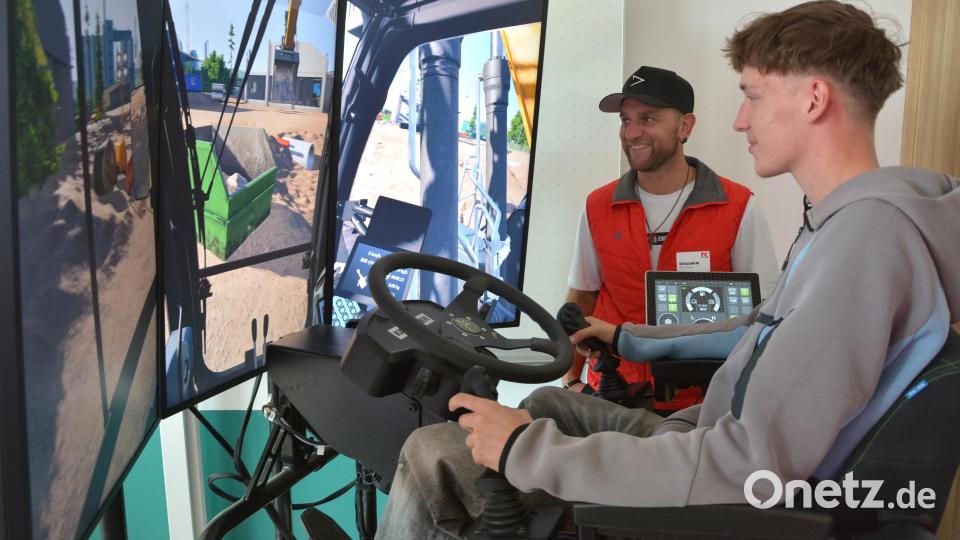 Bei der Firma Kassecker konnte sogar an einem Bagger geprobt werden, hier mit Ausbilder Benjamin Riediger. Bild: Josef Rosner