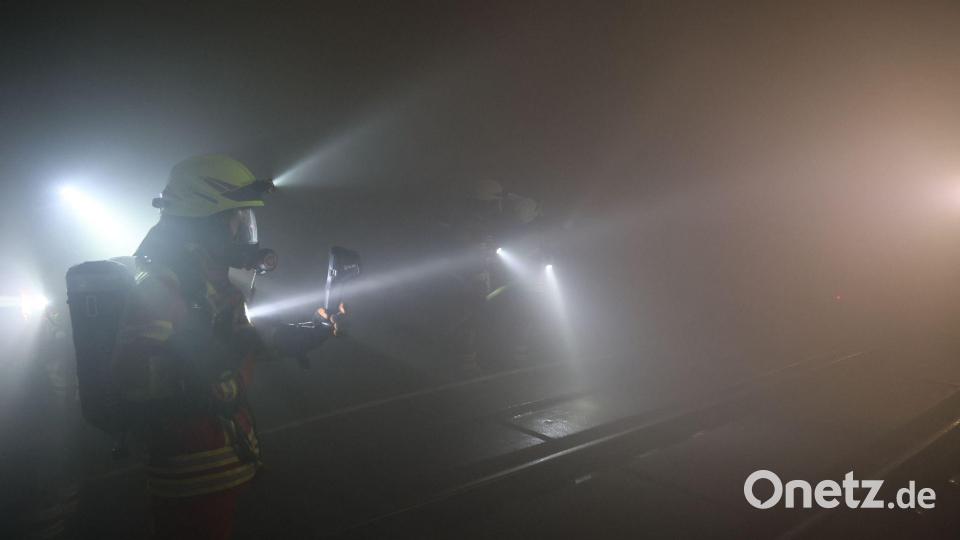 Der Zug wurde so verraucht, dass die Retter buchstäblich nichts sehen konnten. Bild: Ralf Hettler/dpa