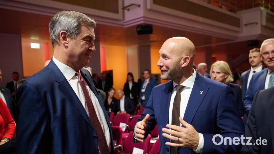 Sport-Staatsminister Ronald Rauhe (r) sprach vor Beginn der Wahl-Versammlung mit dem bayerischen Ministerpräsidenten Markus Söder (CSU). Bild: Marijan Murat/dpa