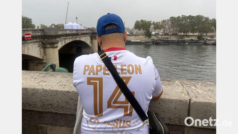 Manche trugen Fußballtrikots mit dem Namen des Papstes und der Nummer 14. Bild: Christoph Sator/dpa