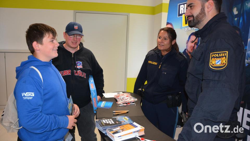 Auch die Polizei sucht Nachwuchs, wie hier mit Julian Wunderlich (PI Marktredwitz) und Julia Gausche (PI Hof). Bild: Josef Rosner