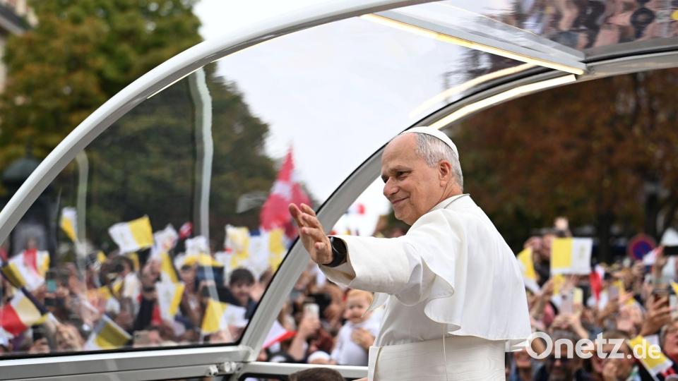 Hunderttausende Menschen sind für die Papstmesse ins Stadtzentrum von Paris gekommen. Bild: Emma Da Silva/AP/dpa