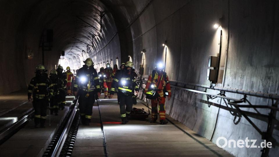 Der Zug - noch dazu ein doppelstöckiger - stand in der Mitte des 2,6 Kilometer langen Falkenbergtunnels. Bild: Ralf Hettler/dpa