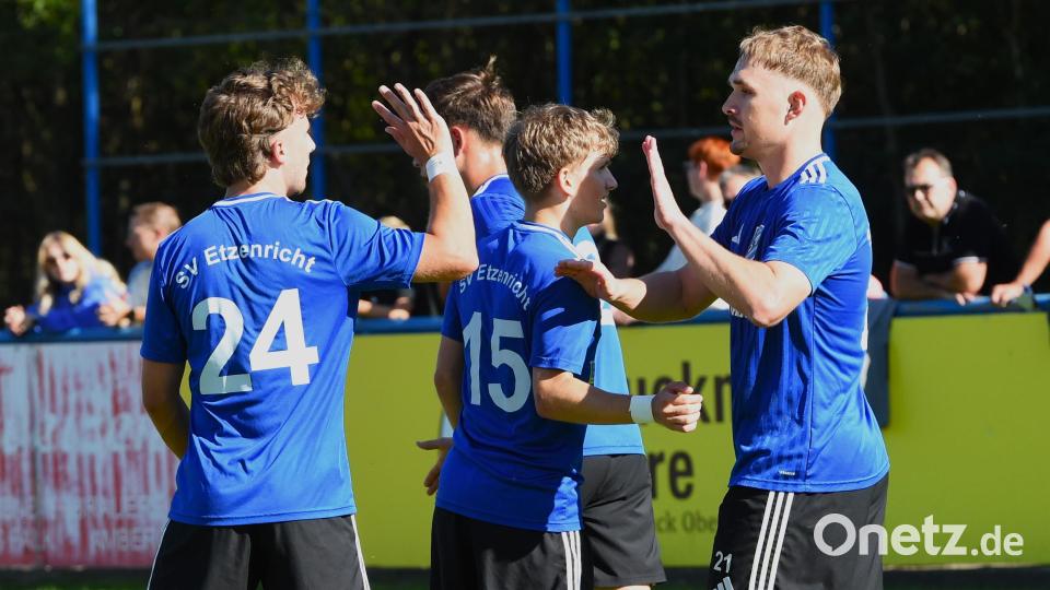 Mirko Griesbeck (rechts) traf zwei Mal beim 5:1 des SV Etzenricht gegen den SV Schwarzhofen. Bild: Gerhard Büttner