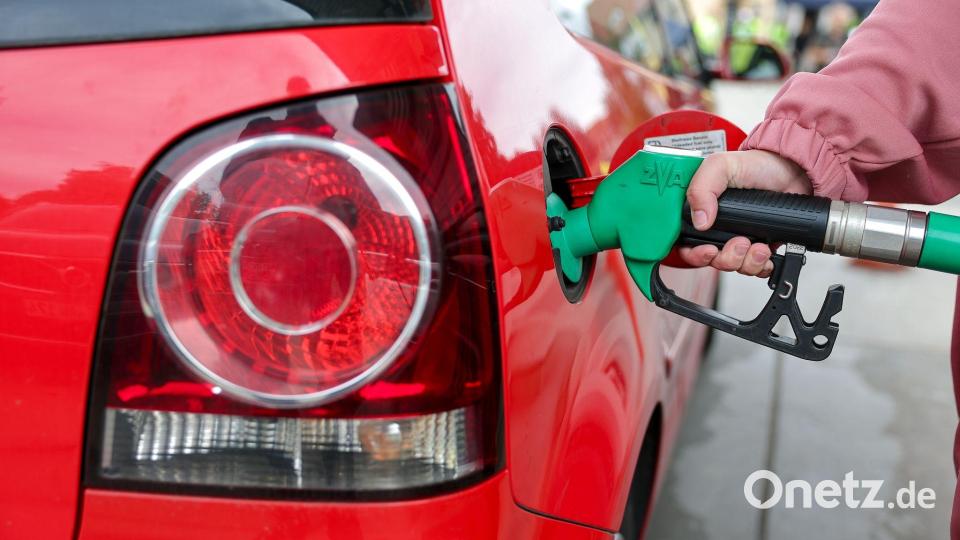 Autofahrer sollen vom Tankrabatt profitieren. (Symbolbild) Bild: Jan Woitas/dpa