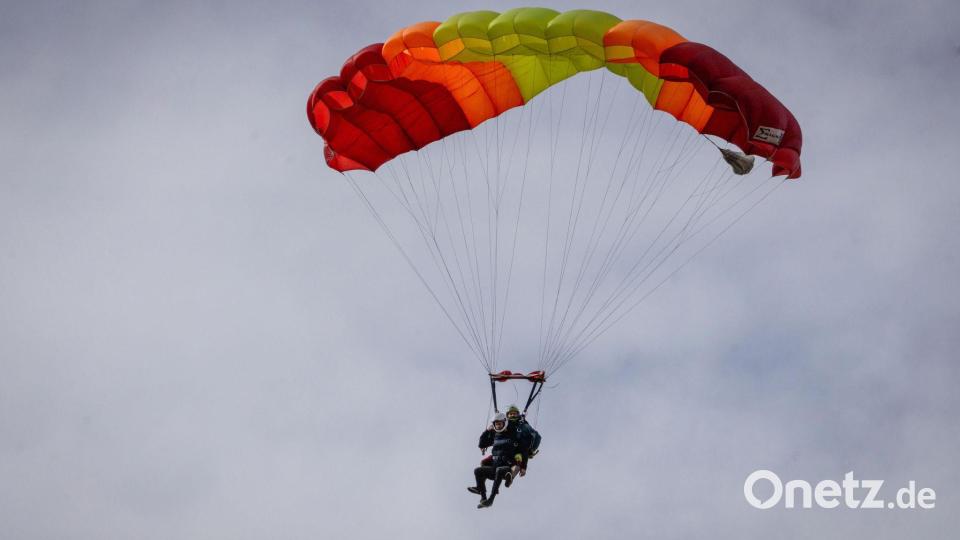 Prinz Harry in der Luft bei einem Fallschirmsprung für einen guten Zweck zugunsten. Bild: Yuri Markarov/Canadian Press via ZUMA Press/dpa