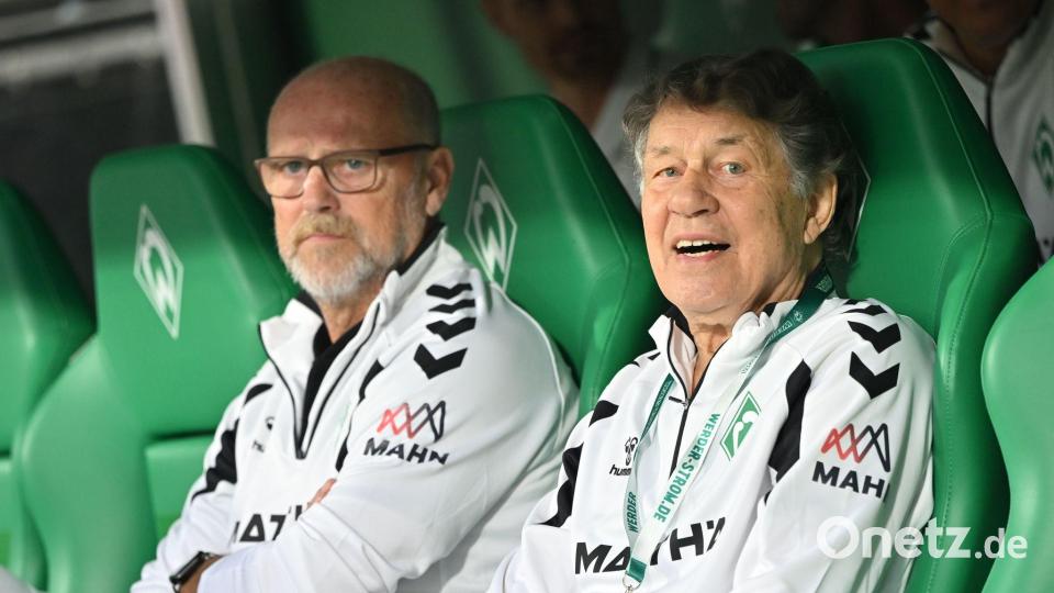 Als Duo auf der Trainerbank: Thomas Schaaf (l) und Otto Rehhagel. Bild: Sina Schuldt/dpa