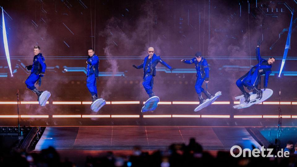 Die Show der Backstreet Boys begann schwebend unter dem Stadiondach. Bild: Rolf Vennenbernd/dpa