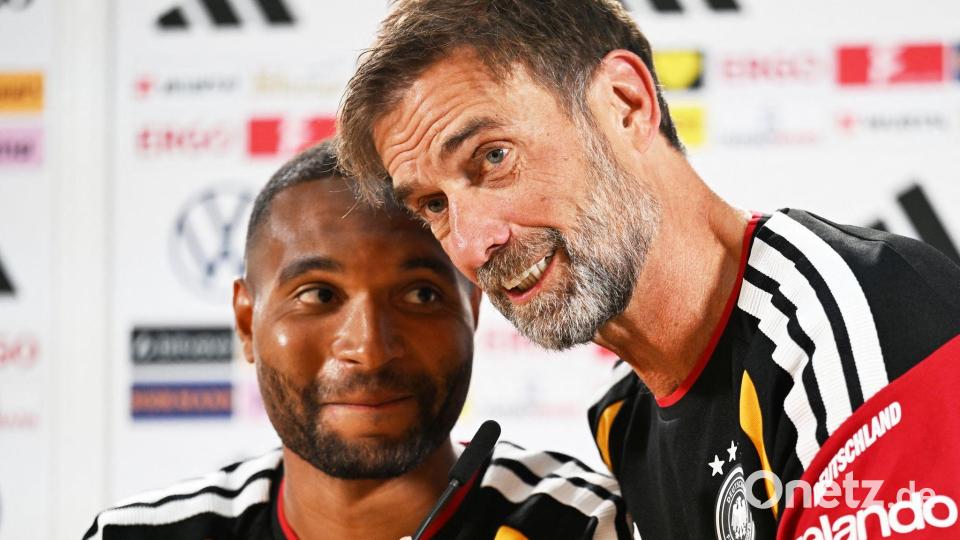 Jonathan Tah und Jürgen Klopp erlaubten sich ein Späßchen bei der Pressekonferenz. Bild: Federico Gambarini/dpa
