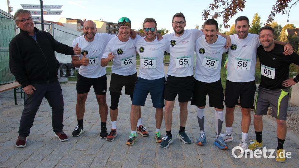 Gerhard Bauer (links) motivierte sein Laufteam kurz vor dem Start. Bild: Konrad Rosner