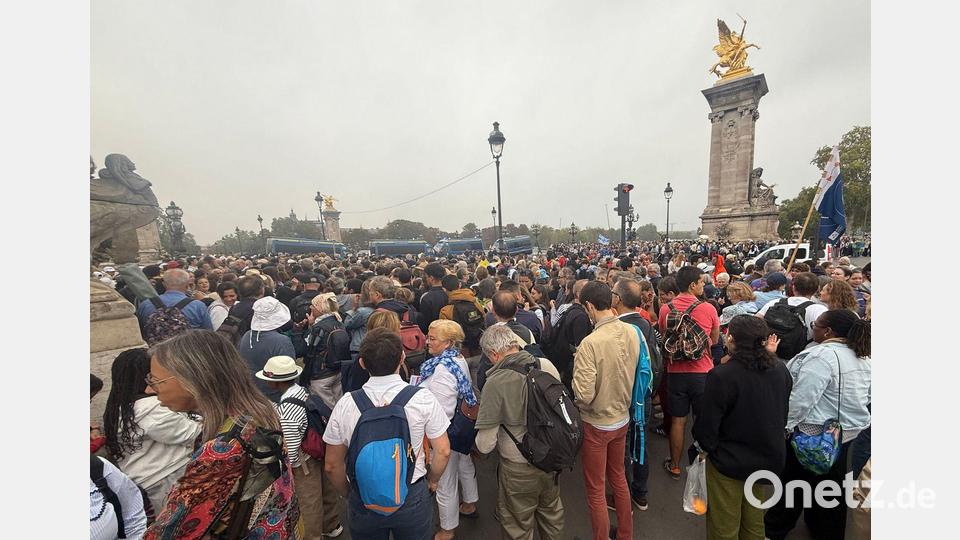 Schon vor Beginn des Gottesdienstes gab es lange Schlangen. Bild: Christoph Sator/dpa