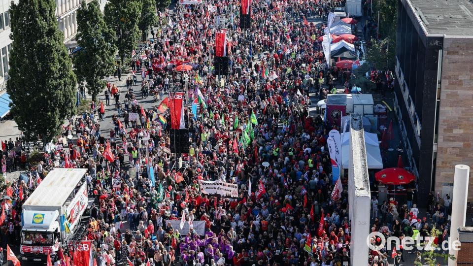Allein 20.000 Menschen zogen nach Polizeiangaben bei verschiedenen Demonstrationszügen durch Nürnberg. Bild: Daniel Löb/dpa