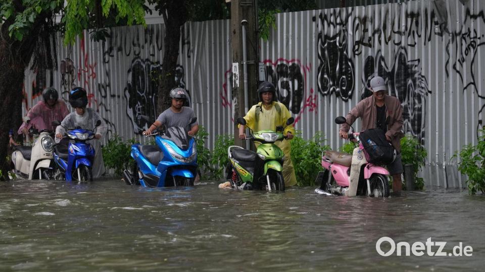 Überschwemmungen haben Bangkok weitgehend lahmgelegt. Bild: Sakchai Lalit/AP/dpa