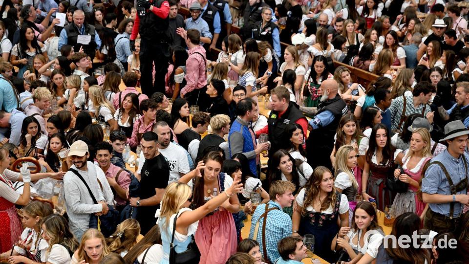 Beim Reservierungswechsel wird es voll auf der Wiesn. Bild: Felix Hörhager/dpa