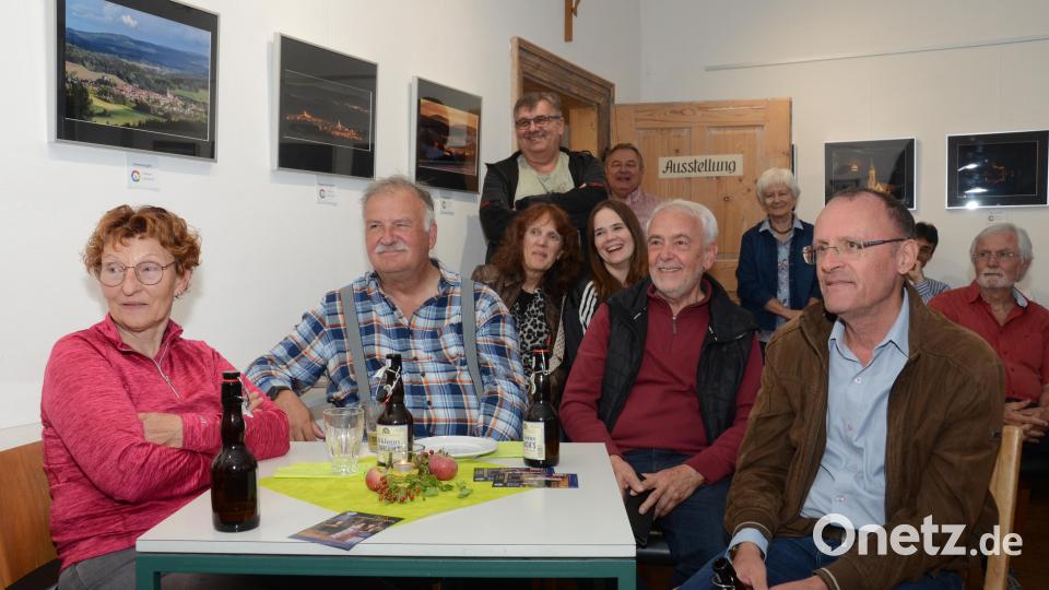 Die Besucher schmunzelten über die gehörten Geschichten. Bild: Elisabeth Dobmayer