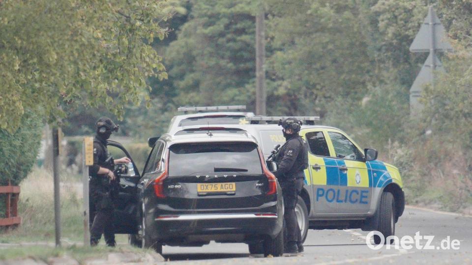 Die Polizei hatte in der Nähe des britischen Luftwaffenstützpunkts fünf Männer festgenommen. Bild: Ben Birchall/PA Wire/dpa