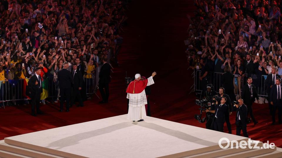 Papst Leo XIV. winkt nach einer Vesper mit Jugendlichen im Stade de France in Saint-Denis bei Paris. Bild: Thomas Padilla/AP/dpa