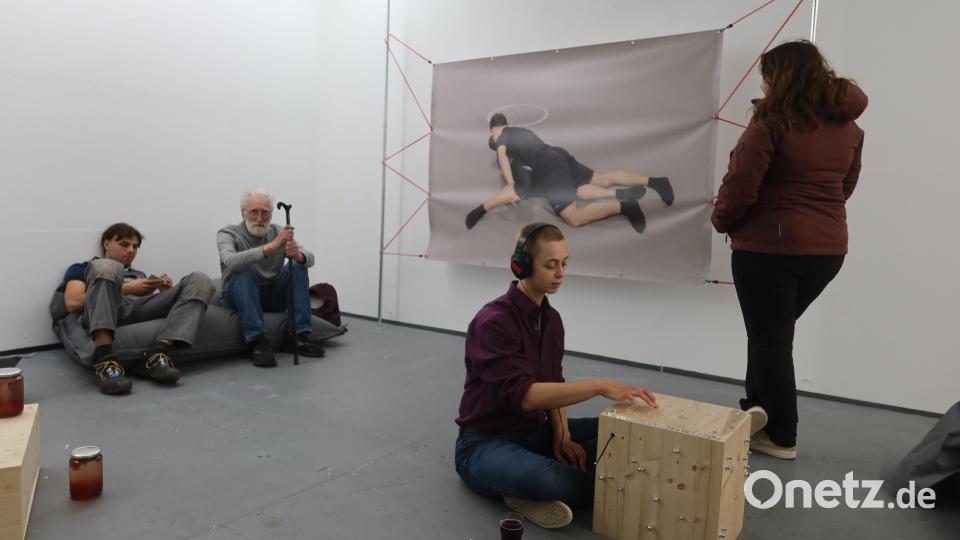 Die Kultur-Kooperative Oberpfalz (KoOpf) lud am Freitag zur jährlichen Kunstnacht in den Weidener Kunstverein ein. Die Kunstnacht bot Gelegenheit, die Ausstellung „When we keep each other“ in entspannter Atmosphäre kennenzulernen. Bild: Helmut Kunz