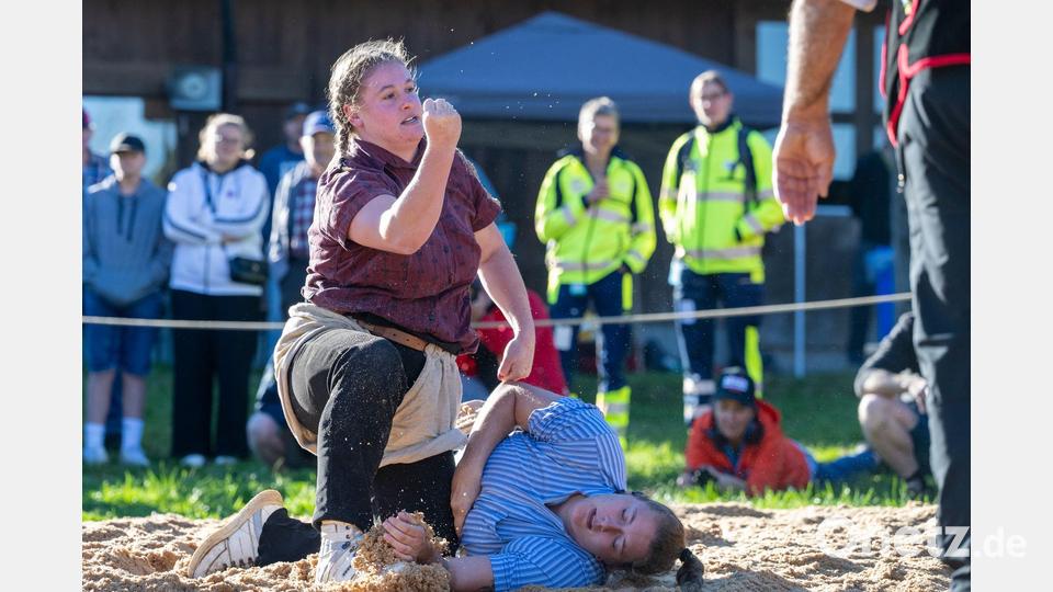 Melissa Suchet (oben) ist obenauf gegen Serena Anthamatten beim Schwingen in Schachen, Schweiz. Bild: Urs Flueeler/KEYSTONE/dpa