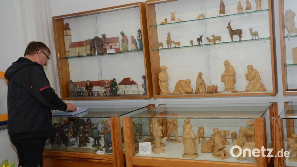 In den Vitrinen konnten auch Holzschnitzereien bestaunt werden. Bild: Elisabeth Dobmayer