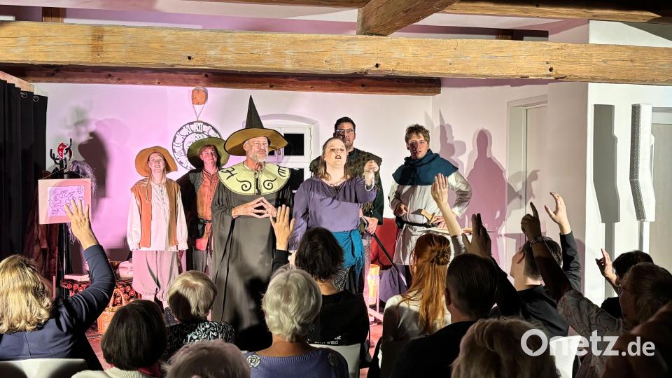 Sechs Akteurinnen und Akteure waren Teil des Impro-Theaterstücks "Heureka". Bild: Holger Stiegler