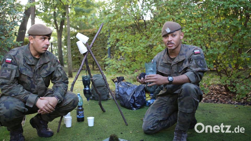 Zwei Soldaten der polnischen Territorialstreitkräfte zeigen, wie man verdrecktes Wasser reinigt. Bild: Doris Heimann/dpa