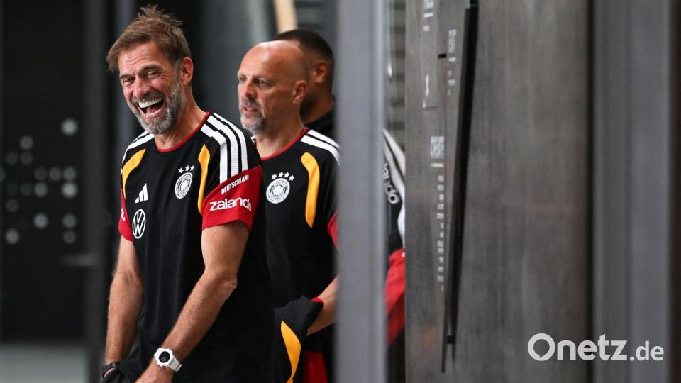 Bundestrainer Jürgen Klopp lacht. Bild: Federico Gambarini/dpa