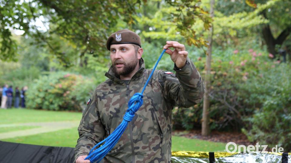 Soldat Michal Szubert von Polens Territorialstreitkräften erklärt, die man sich draußen schützen kann. Bild: Doris Heimann/dpa
