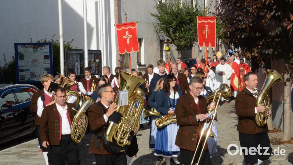 Unter dem Glockengeläut, der festlichen Musik des Großen Vereinsorchesters unter Leitung von Hermann Mack zogen die Priester mit Bischof Dr. Rudolf Voderholzer und dem Altardienst in das festlich geschmückte Gotteshaus ein. Bild: Elisabeth Dobmayer