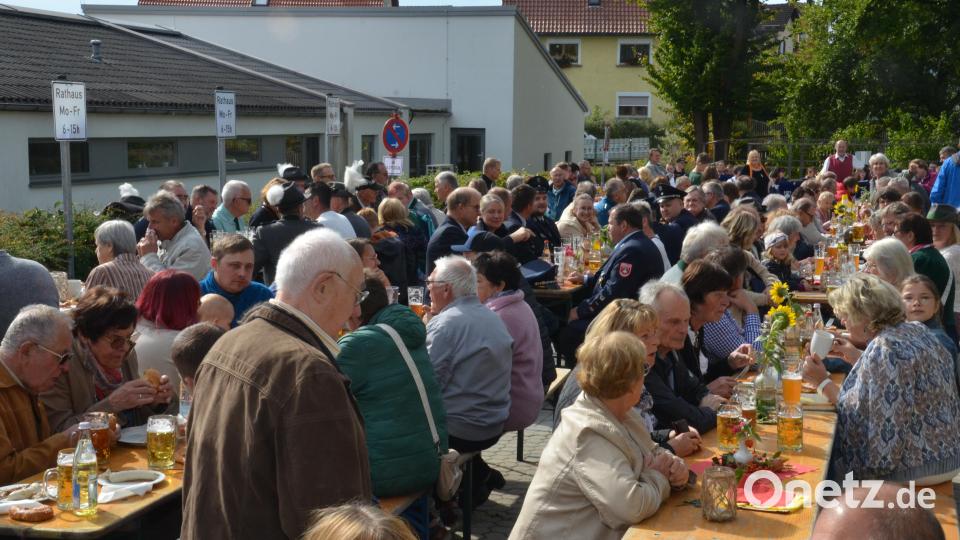 Nach dem Pontifikalgottesdienst trafen sich alle Teilnehmer zum gemeinsamen Frühschoppen hinter dem Rathaus. Bild: Elisabeth Dobmayer