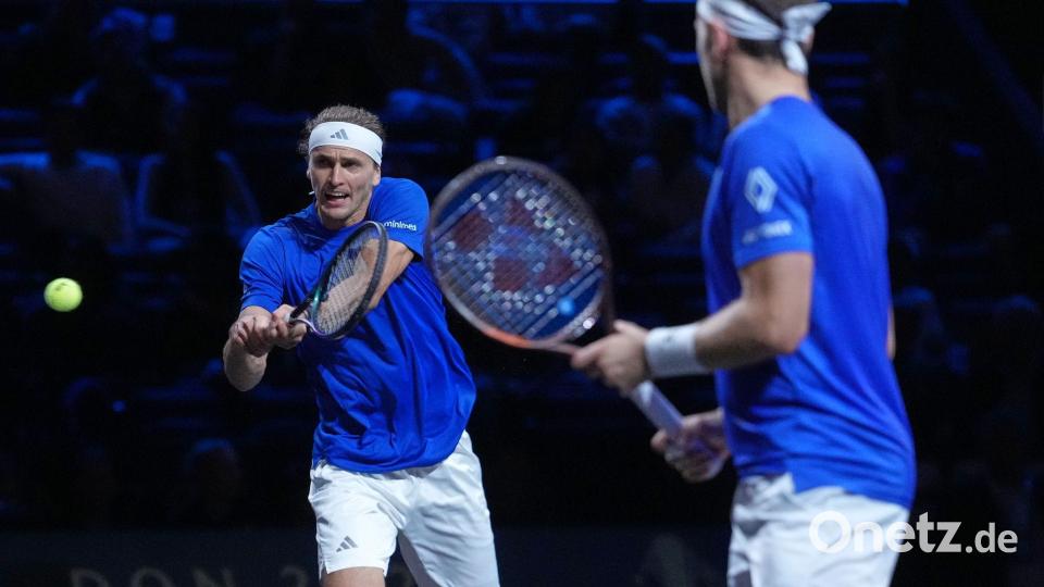 Casper Ruud (r) und Alexander Zverev vom Team Europa spielen beim Laver Cup in London. Bild: Maja Smiejkowska/AP/dpa