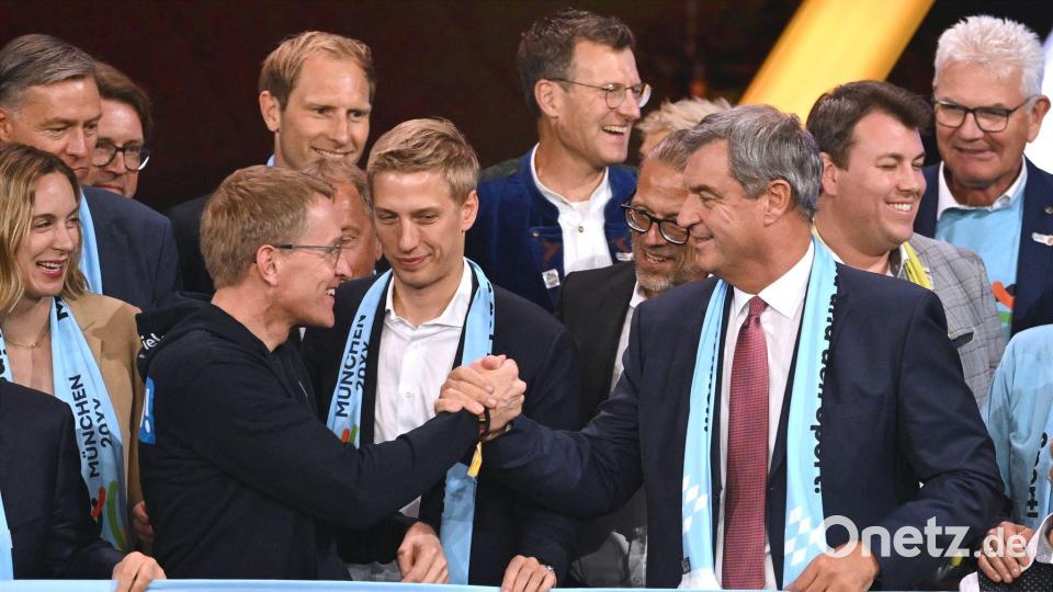 Auf gute Nord-Süd-Zusammenarbeit: Schleswig-Holsteins Ministerpräsident Daniel Günther, Münchens Oberbürgermeister Dominik Krause und Bayerns Ministerpräsident Markus Söder beglückwünschen sich (l-r). Bild: Marijan Murat/dpa