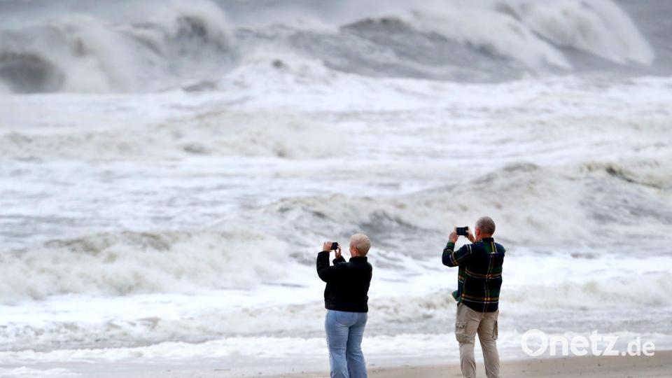Der Sturm bringt hohe Wellen, Wind und Regen mit sich. Bild: Noah K. Murray/AP/dpa