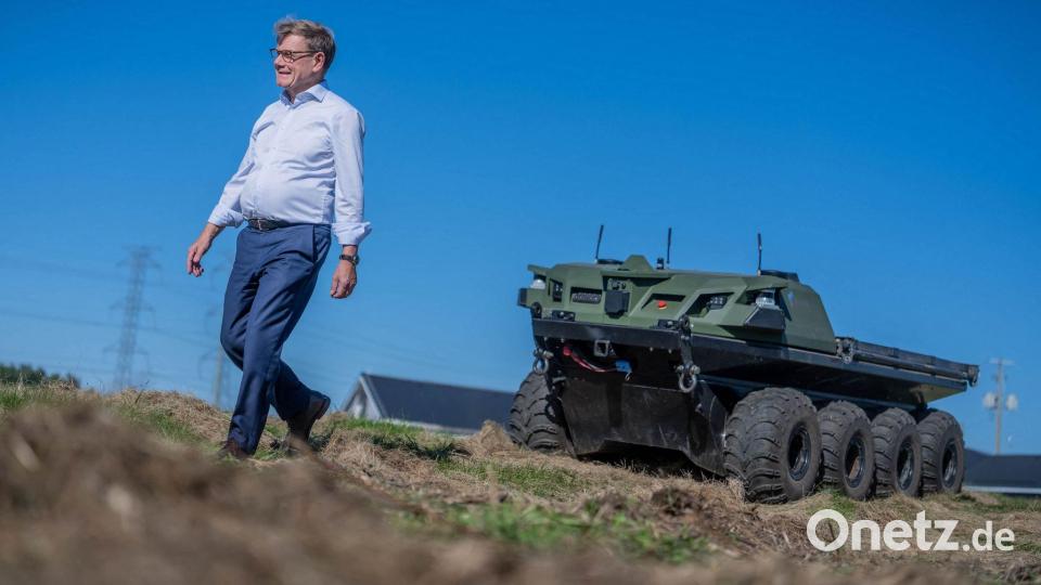 Johann Wadephul (CDU), Außenminister, besucht die Firma Rheinmetall Provectus in Ottawa und geht vor einem autonomen Begleitwagen Missionmaster MMSP 2.0 des Rüstungskonzerns. Bild: Michael Kappeler/dpa