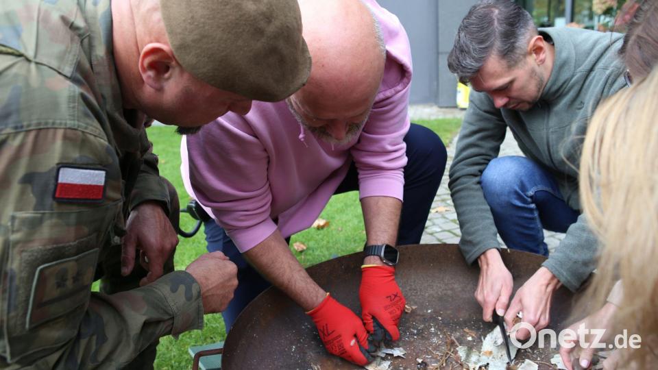 Feuer machen mit Birkenrinde: Das lernen Mitarbeiter der deutschen Botschaft in Warschau bei Notfalltraining von Polens Armee. Bild: Doris Heimann/dpa