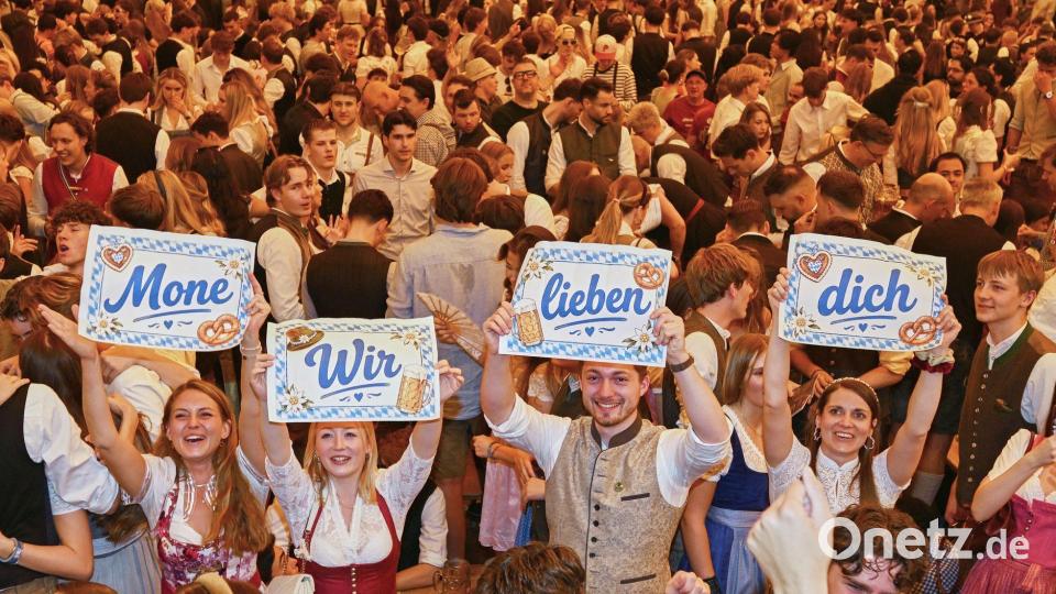 „Mone, Wir lieben dich“ Bild: Felix Hörhager/dpa