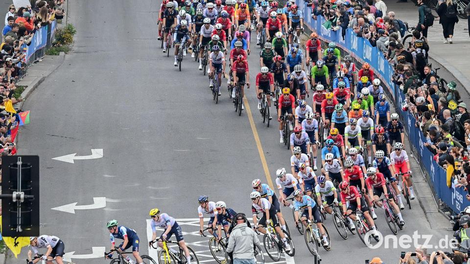 Das Hauptfeld während des Straßenrennens. Bild: Graham Hughes/The Canadian Press/AP/dpa