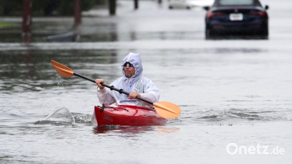 Ein Sturm an der US-Ostküste überflutet Straßen in Küstenorten. Bild: Noah K. Murray/AP/dpa