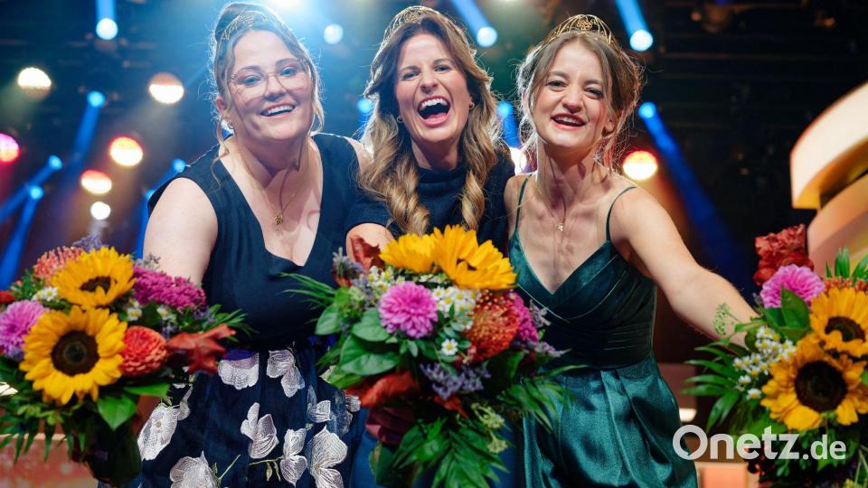 Paula Löber (M), neu gewählte 78. Deutsche Weinkönigin aus dem Weinanbaugebiet Saale-Unstrut, steht mit den Weinprinzessinnen Kathrin Knierim (l, Rheinhessen) und Natalie Schäfter (Württemberg) bei der Wahl zur 78. Deutschen Weinkönigin auf der Bühne. Bild: Uwe Anspach/dpa