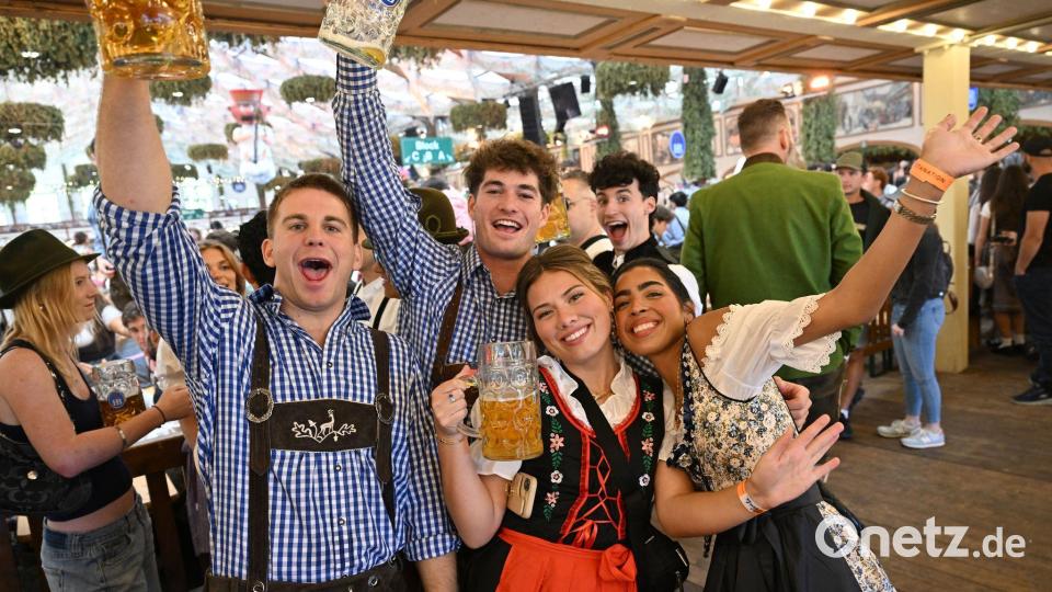Die meisten Gäste kommen in Dirndl und Lederhose. Bild: Felix Hörhager/dpa