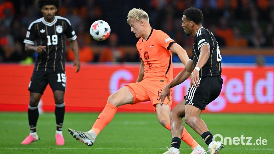 Karim Adeyemi (l.) vergab gegen die Niederlande eine große Torchance. Bild: Federico Gambarini/dpa