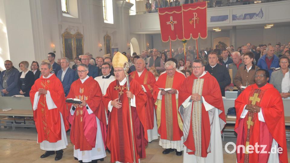 Das Gotteshaus St. Emmeram war zum Pontifikalgottesdienst bis auf den letzten Platz besetzt. Bild: Elisabeth Dobmayer
